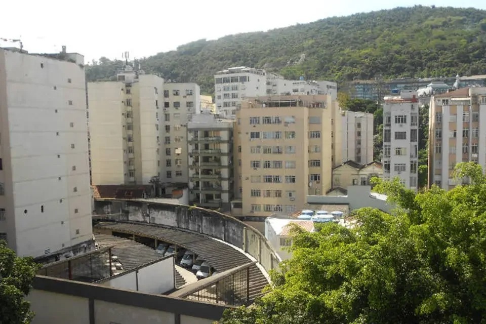 Guia de Serviços e Facilidades da Rua Moura Brasil 44 para quem busca 1 quarto em 2025